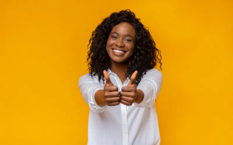 Femme heureuse d'appliquer les 3 secrets d'éducatrice.