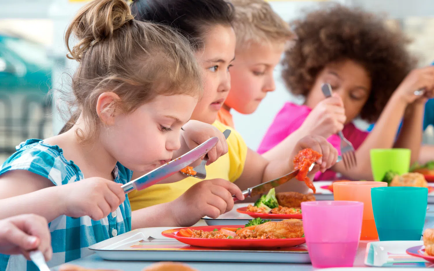 Enfants qui mangent assis à la table.