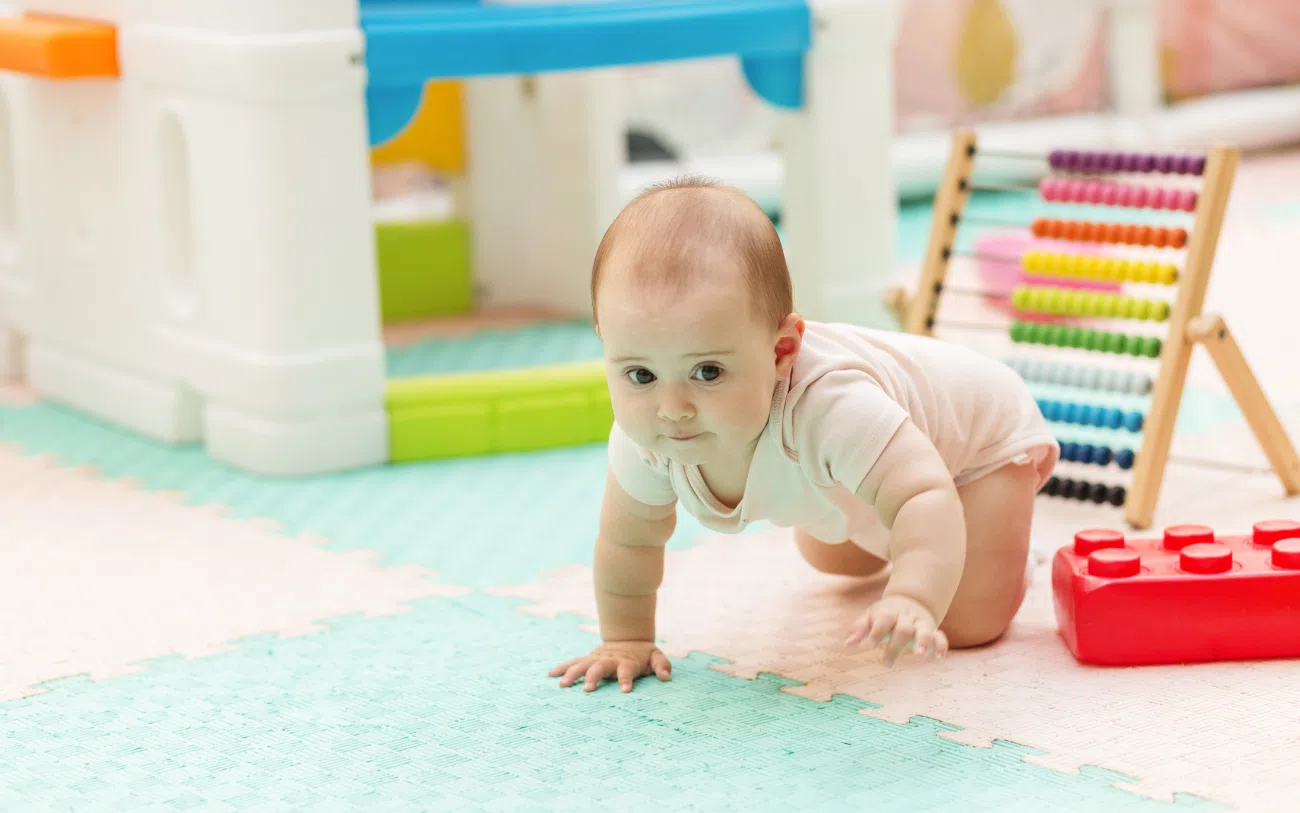 Un bébé qui se promène à la pouponnière.