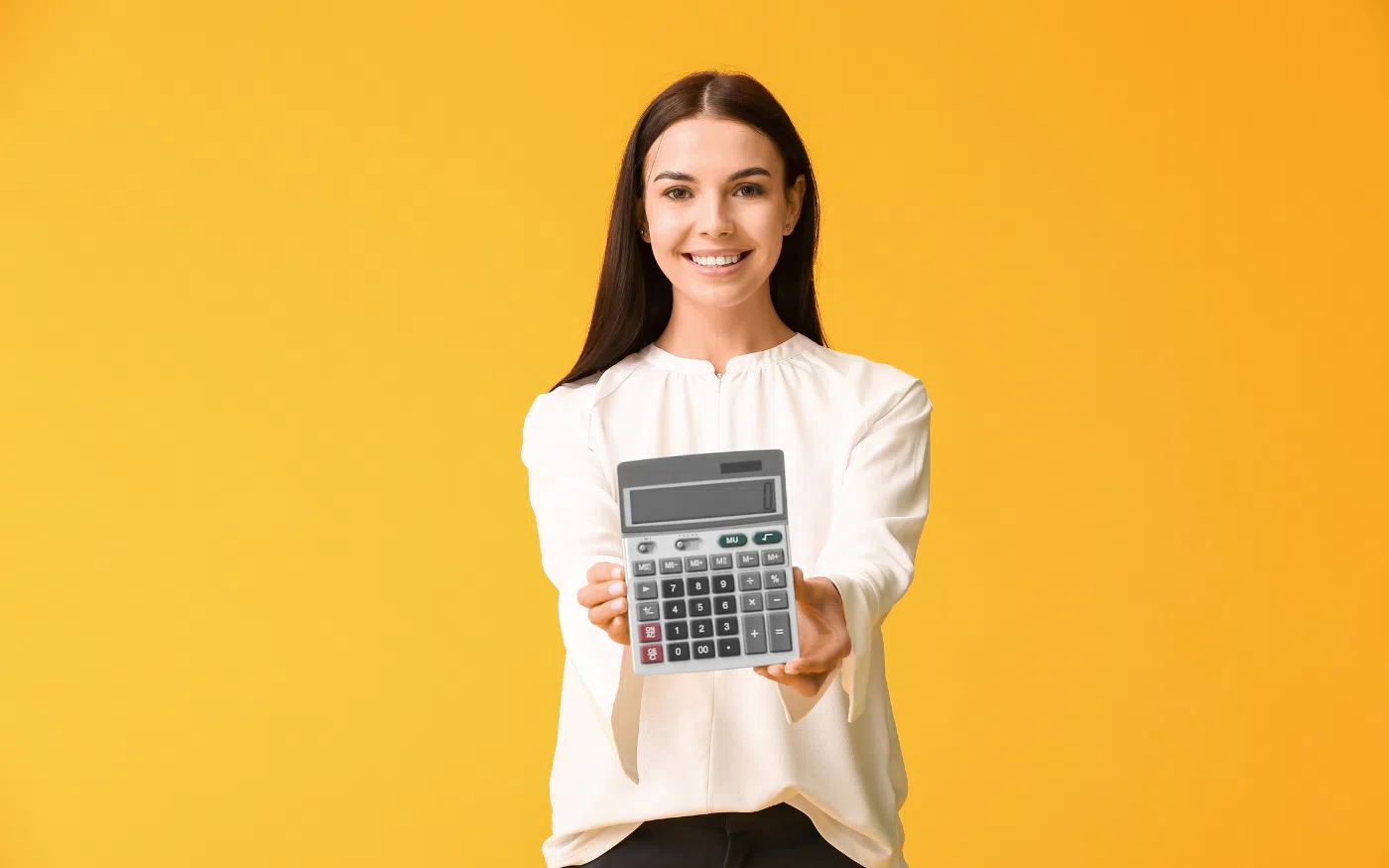 Éducatrice qui calcul les bénéfices des ses actions éducatives.