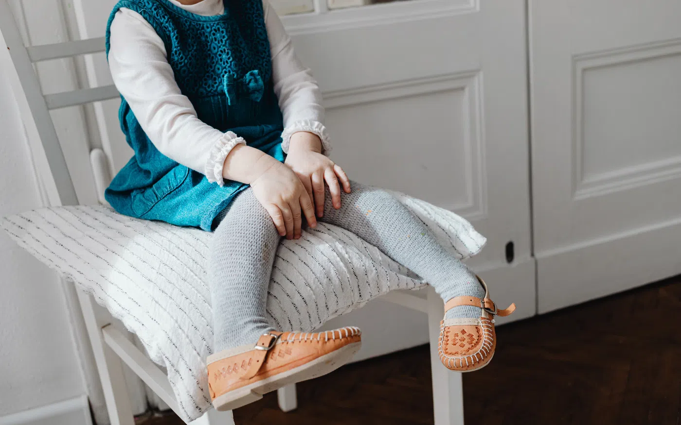 Un enfant sur une chaise de conséquences.