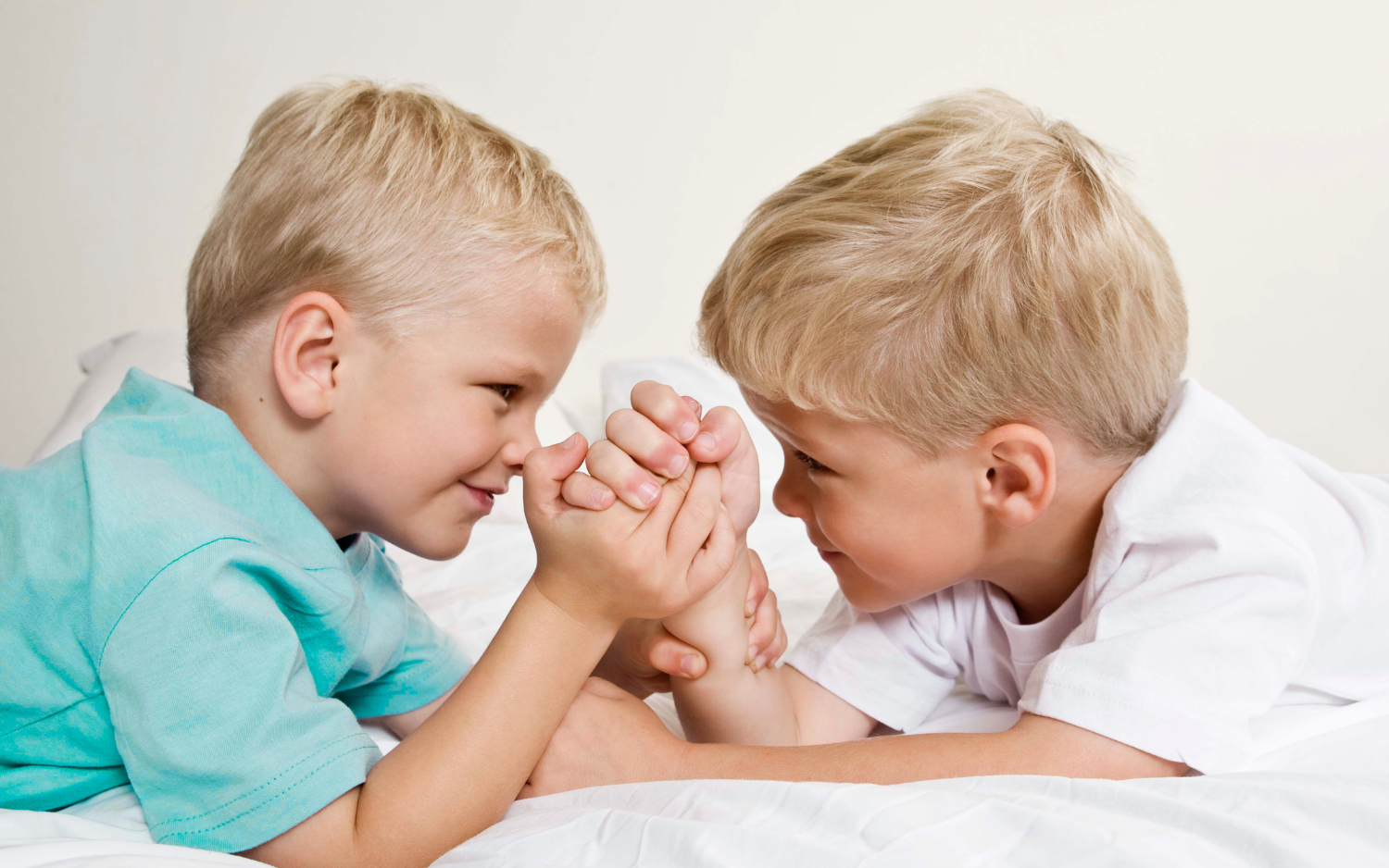 Enfants qui font une comparaison de leur force.
