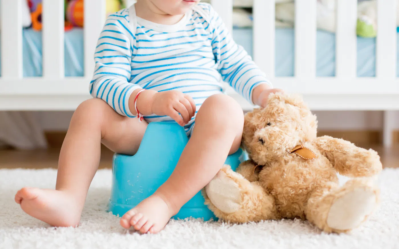 Bébé qui dit adieu aux couches.