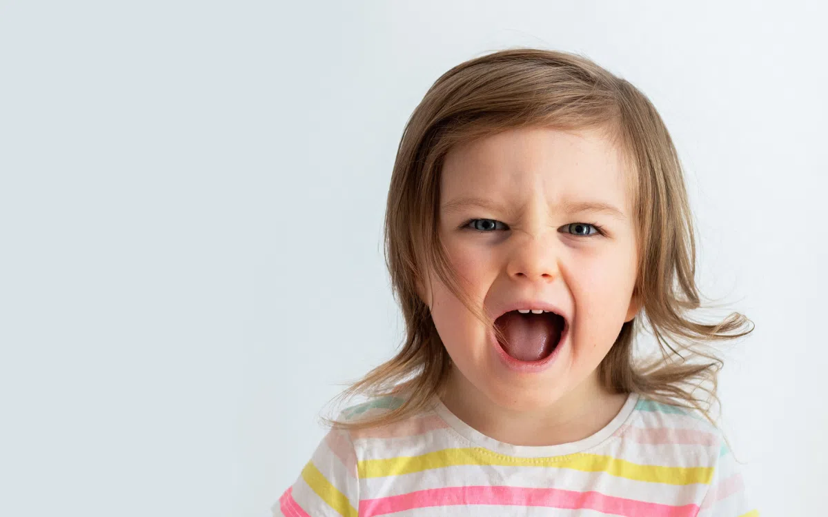 Enfant qui fait une crise.