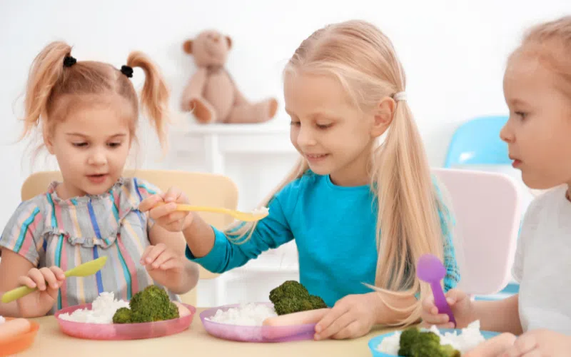 Des enfants en train de dîner au SGÉE.