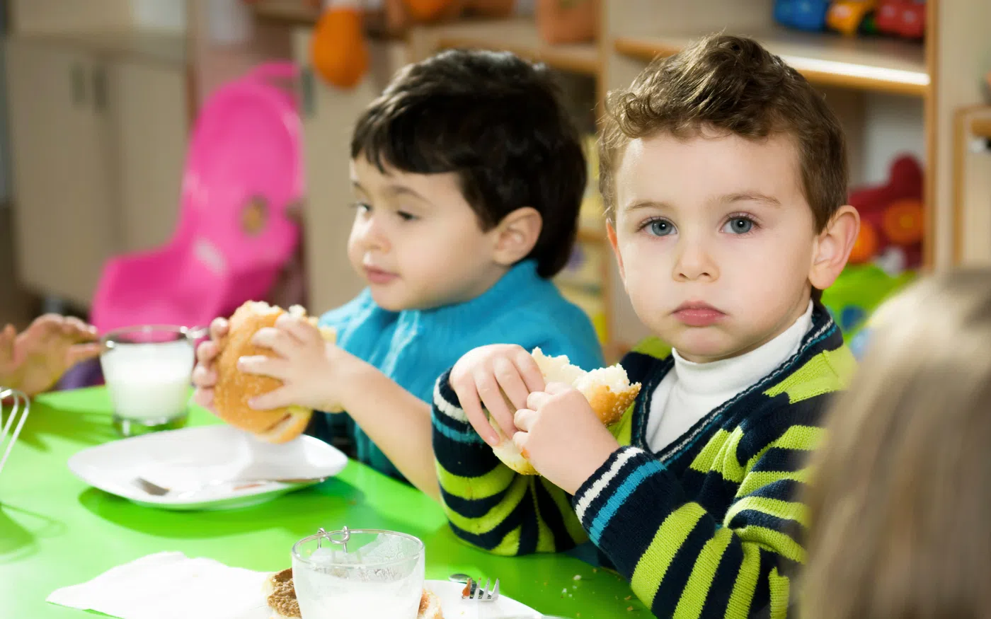 Jeunes enfants en train de diner.