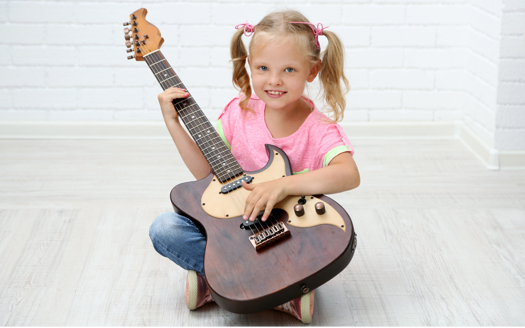 Enfant douée jouant de la guitare seule