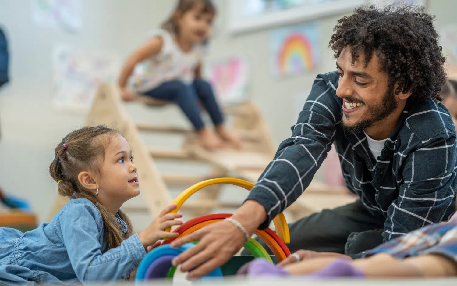 Éducateur jouant au sol avec les enfants