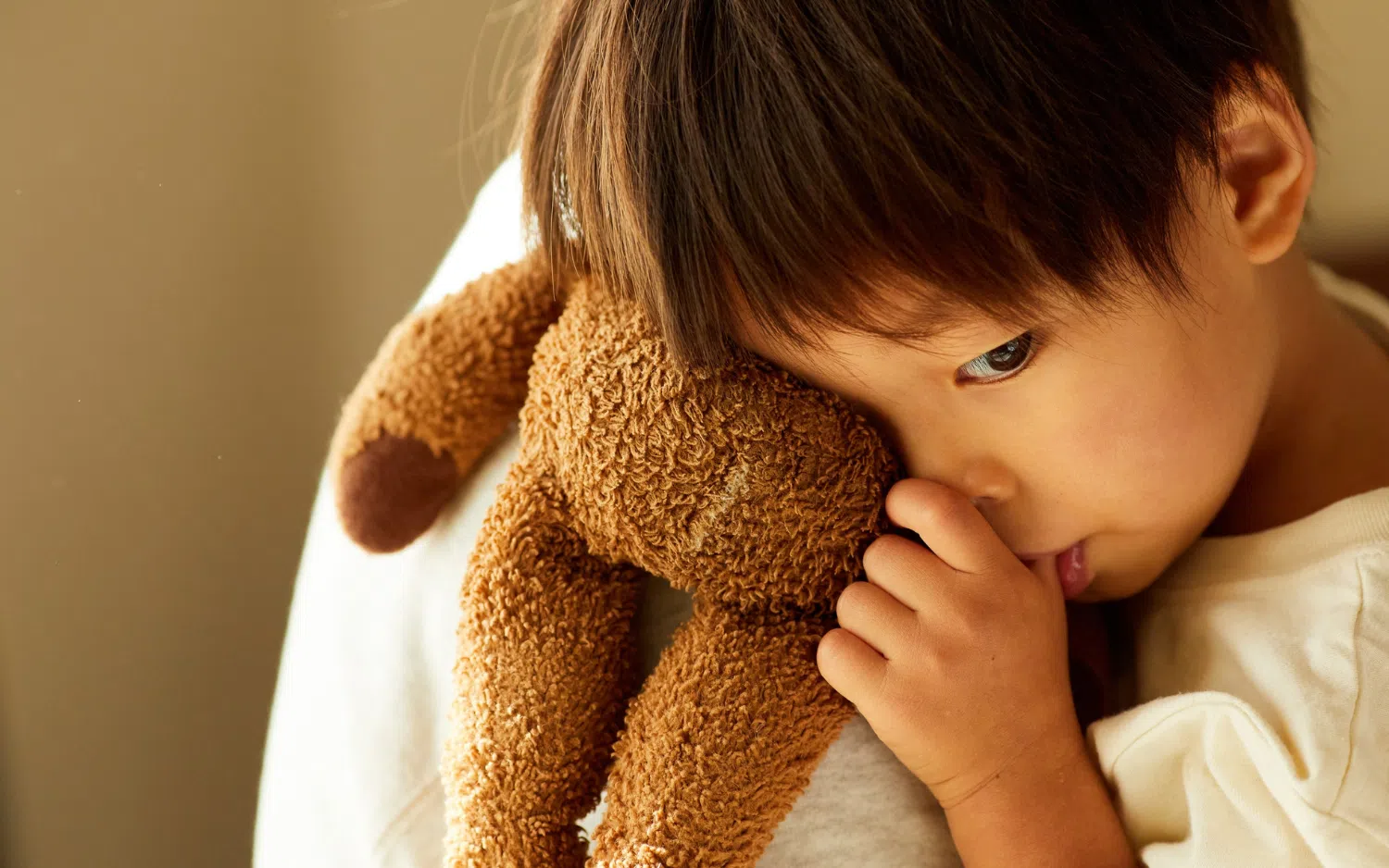 Enfant qui vit de l'anxiété