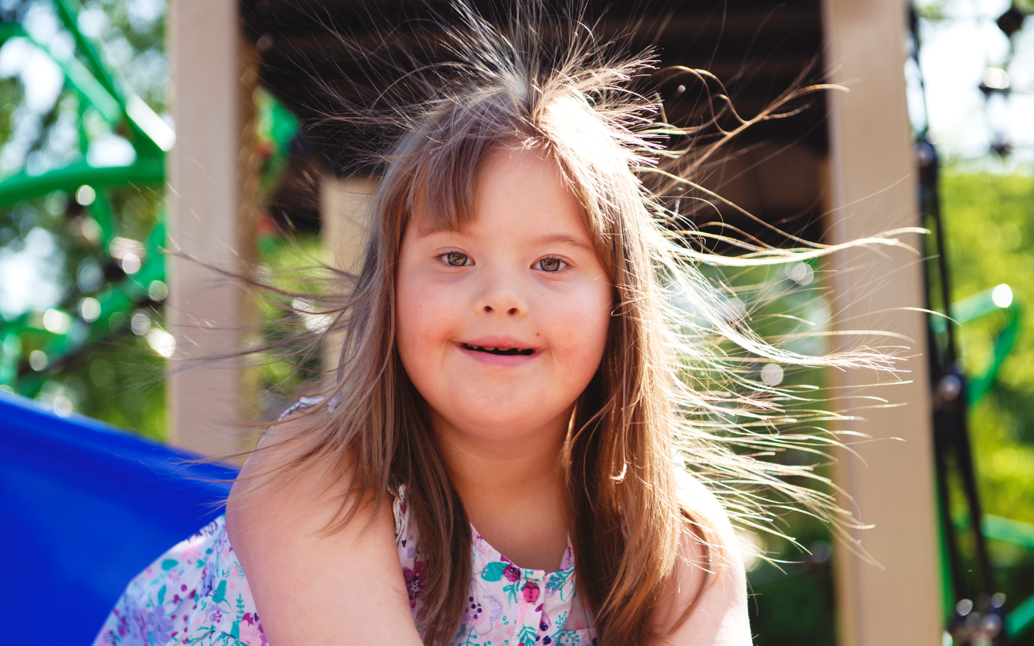 Enfant à besoins particuliers au parc