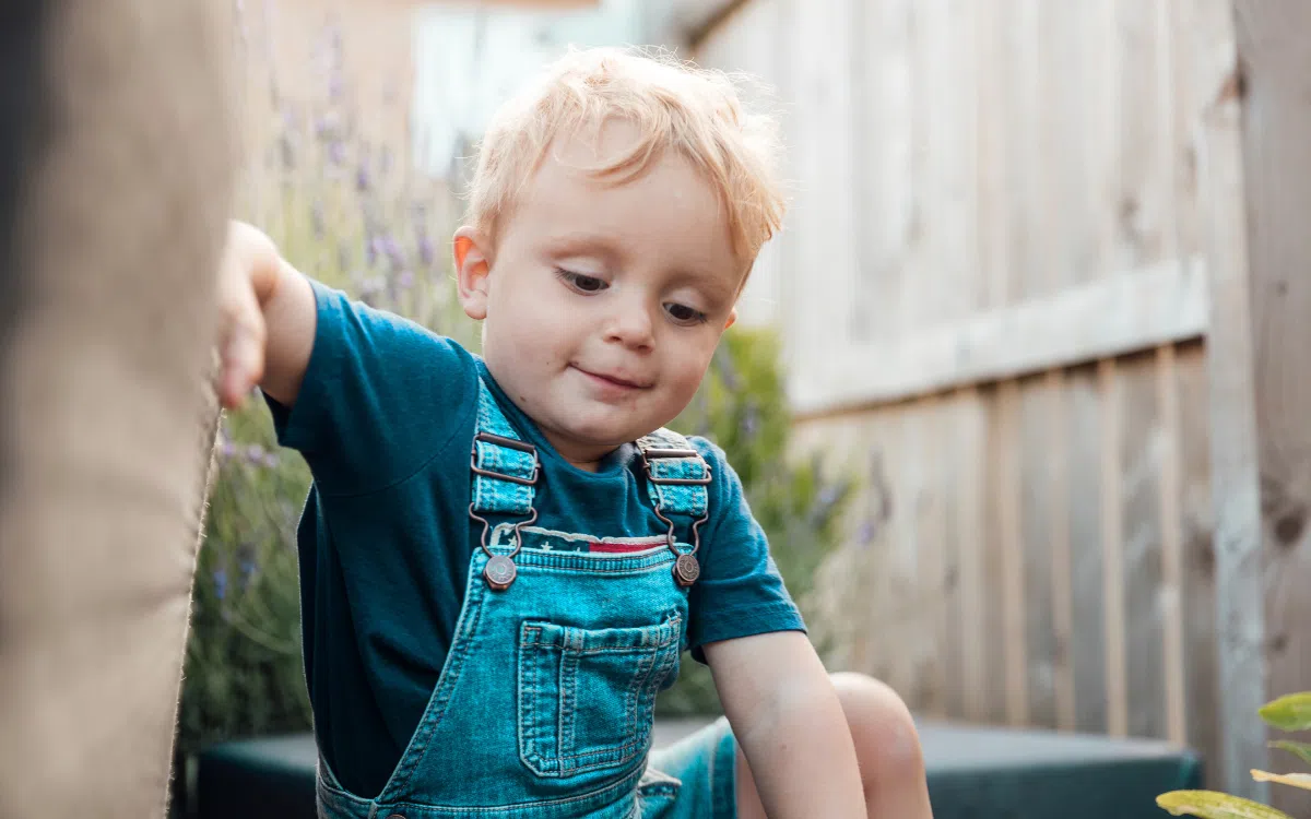 Enfant qui joue à l'extérieur