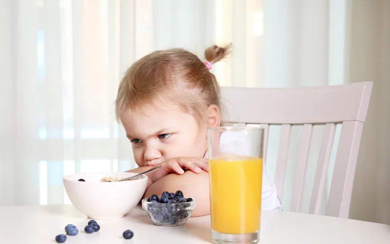 Un enfant qui ne mange pas au service de garde.