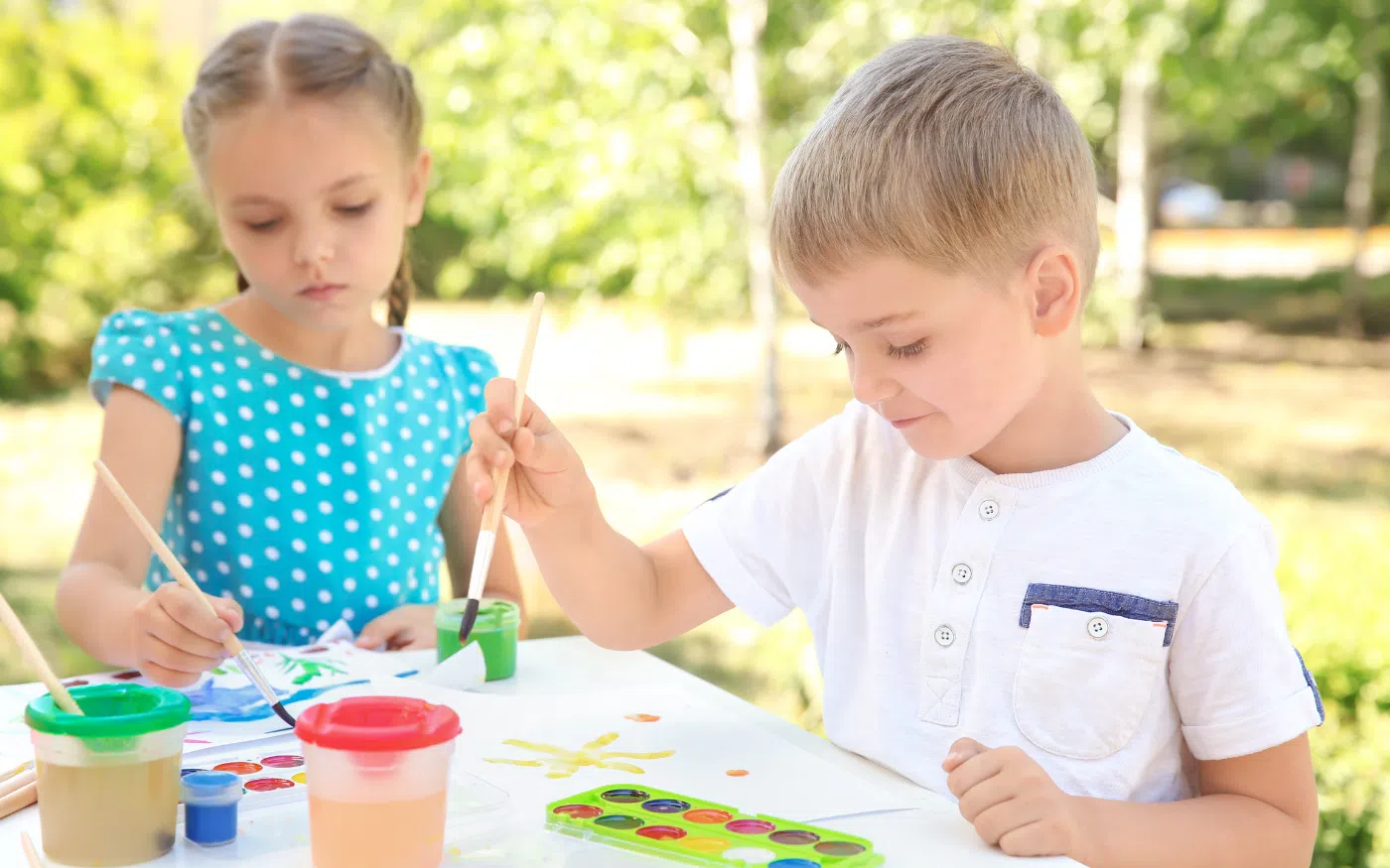 Enfants qui bricolent dehors l'été.