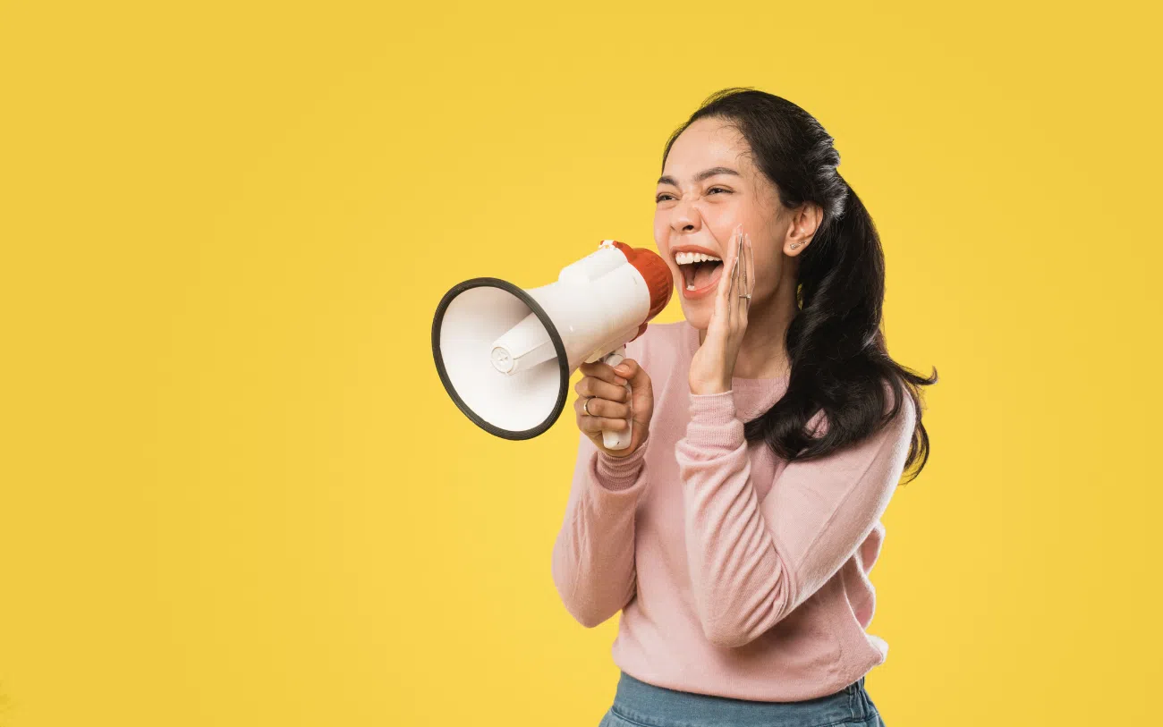 Femme qui tente de communiquer avec les parents.