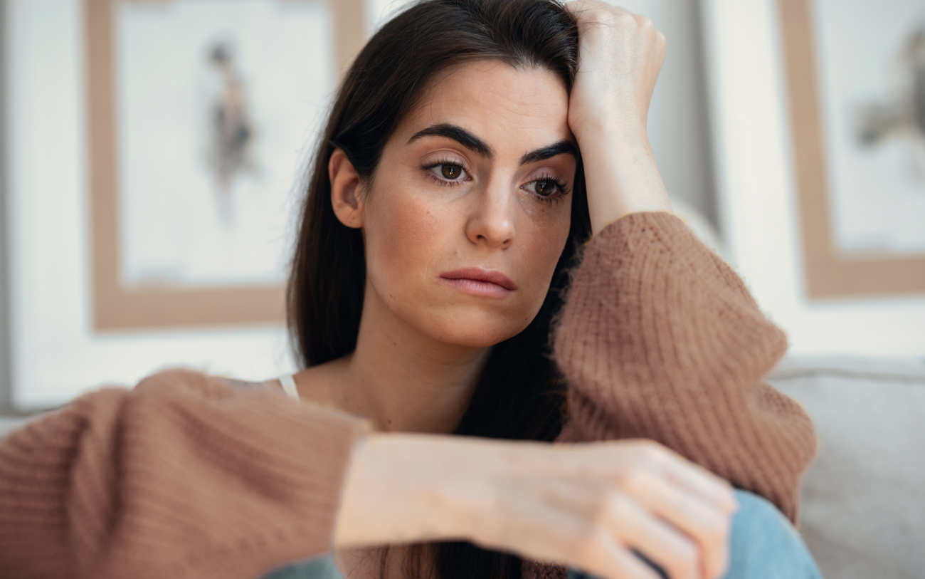 Femme triste d'avoir crié contre un enfant