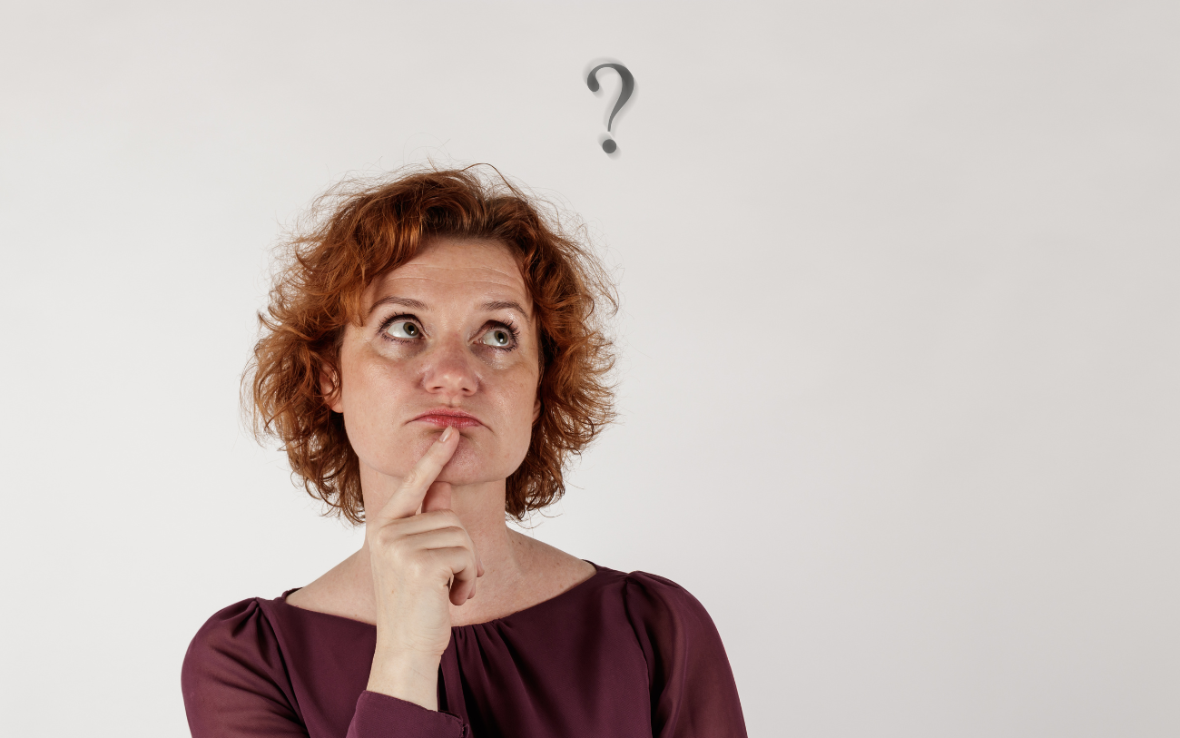 femme réfléchissant à son intention éducative