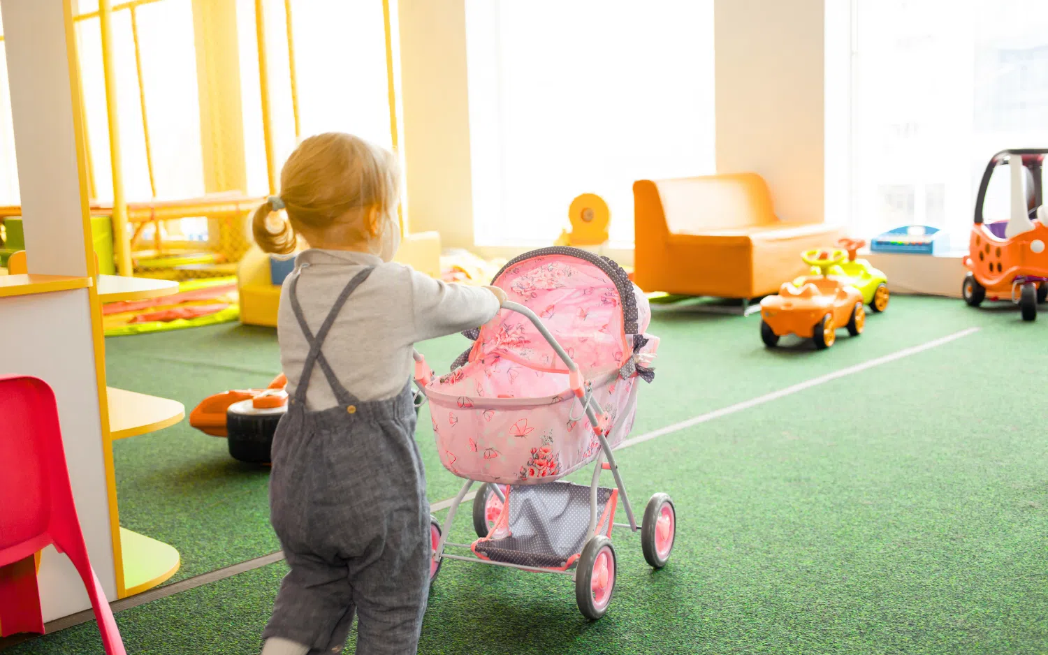 Enfant qui aime jouer dans les corridors.
