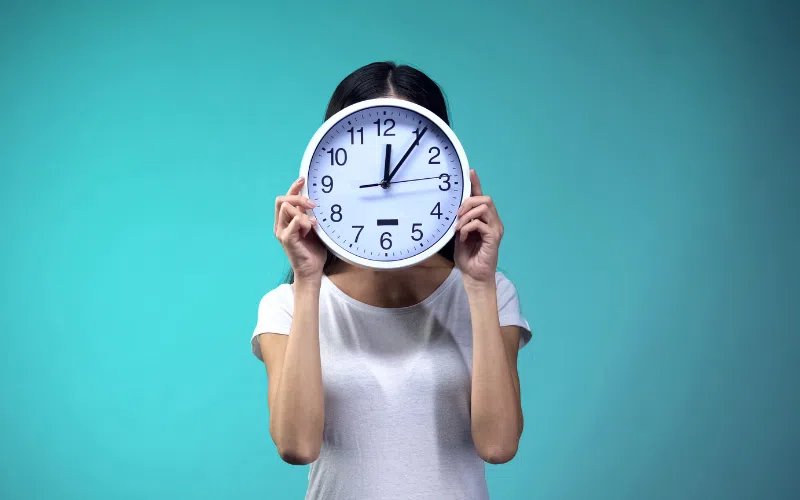 Une éducatrice qui manque de temps à la pouponnière.