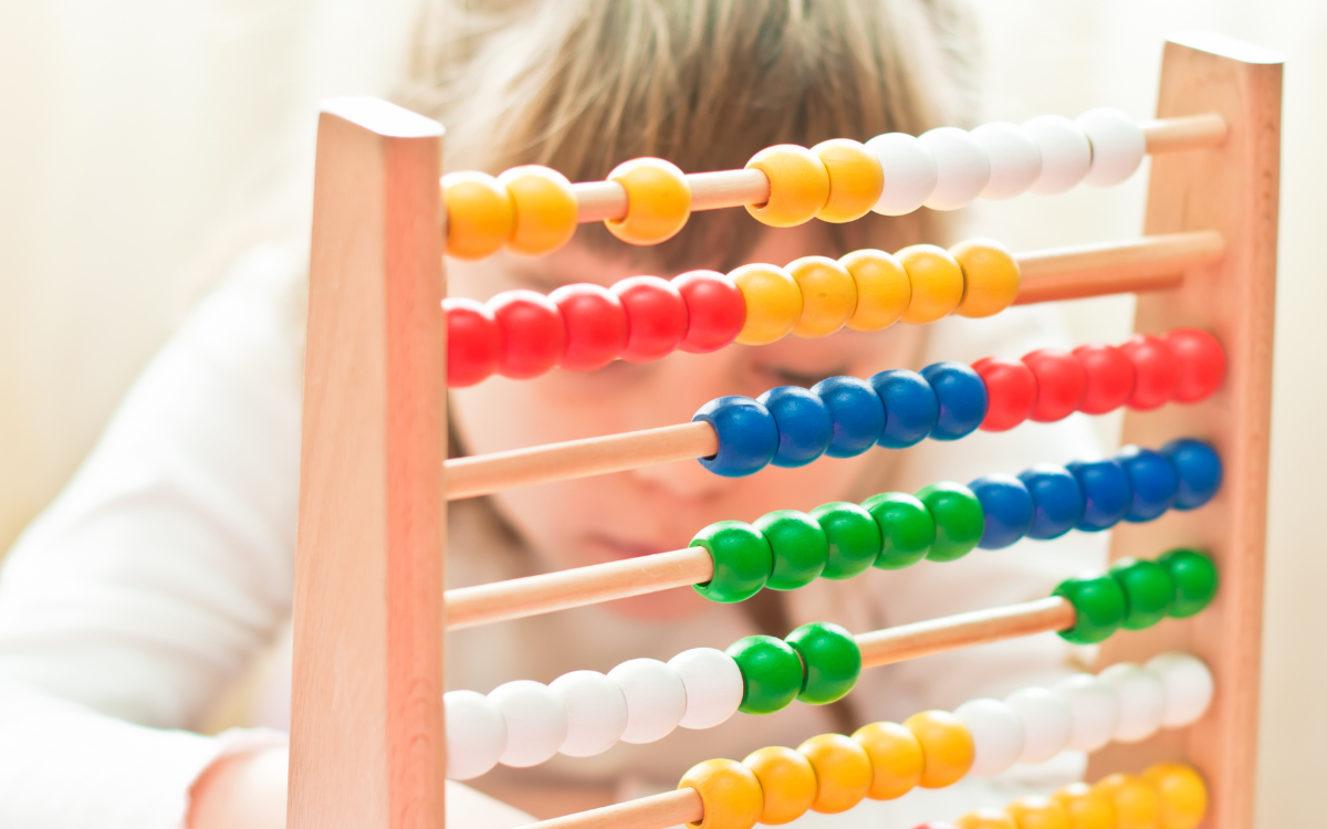 Enfant s'exerçant aux mathématiques