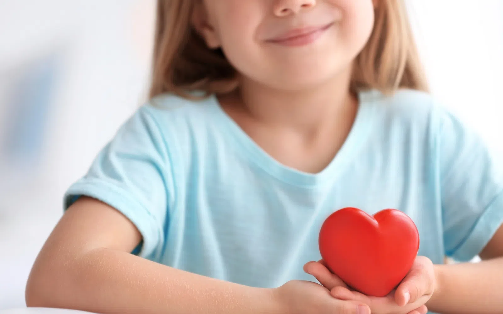 Enfant qui dit merci à son éducatrice
