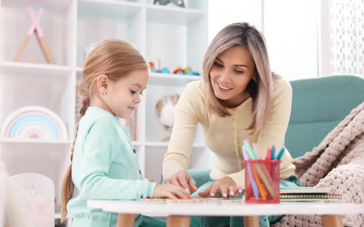Éducatrice qui profite du temps avec un enfant.
