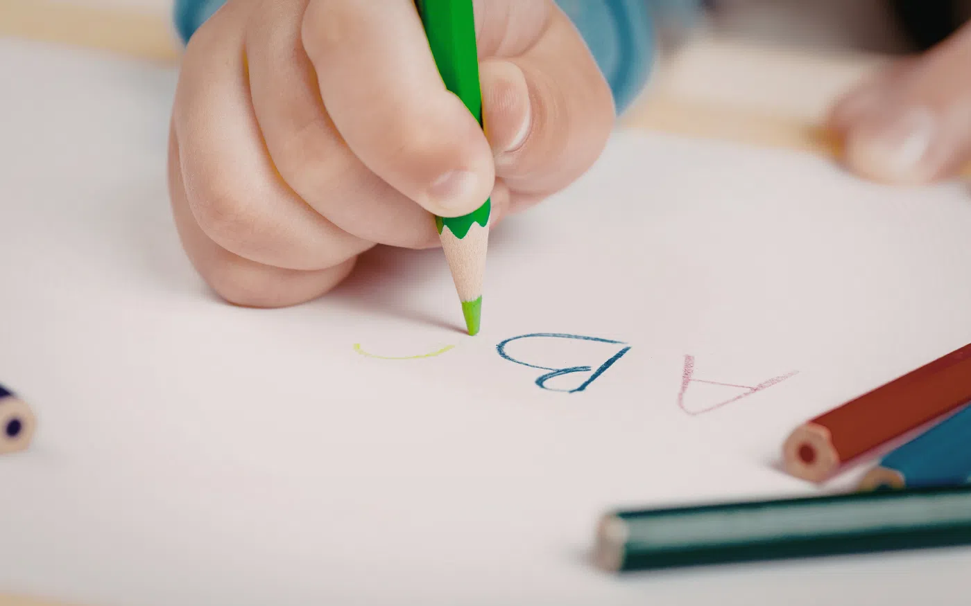 Enfant encouragé à la persévérance scolaire