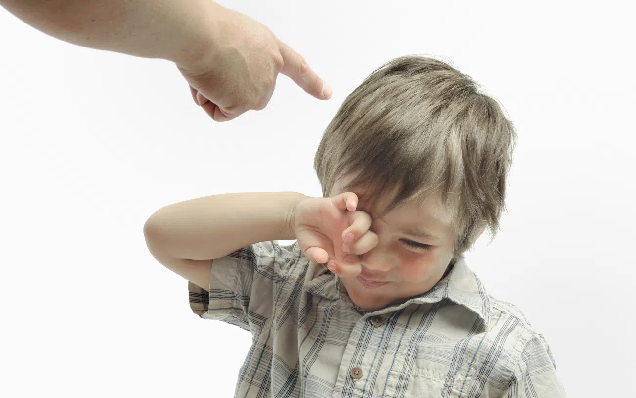 Un enfant subit des pratiques inappropriées.