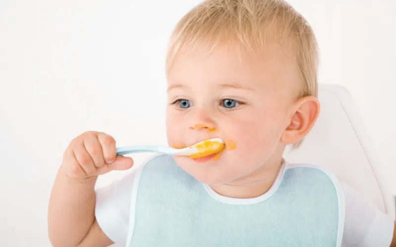 bébé qui mange le repas à la pouponnière.