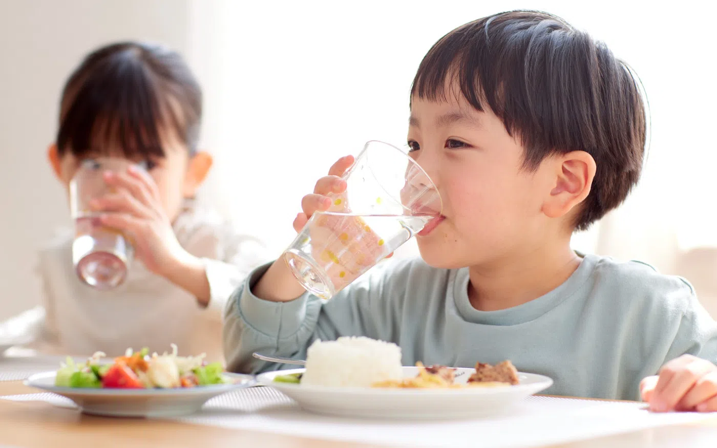 Enfants mangeant le repas au SGÉE.