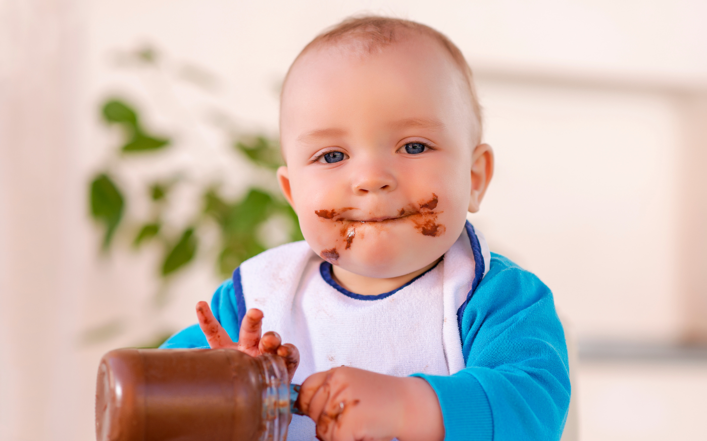 Bébé qui mange du sucre