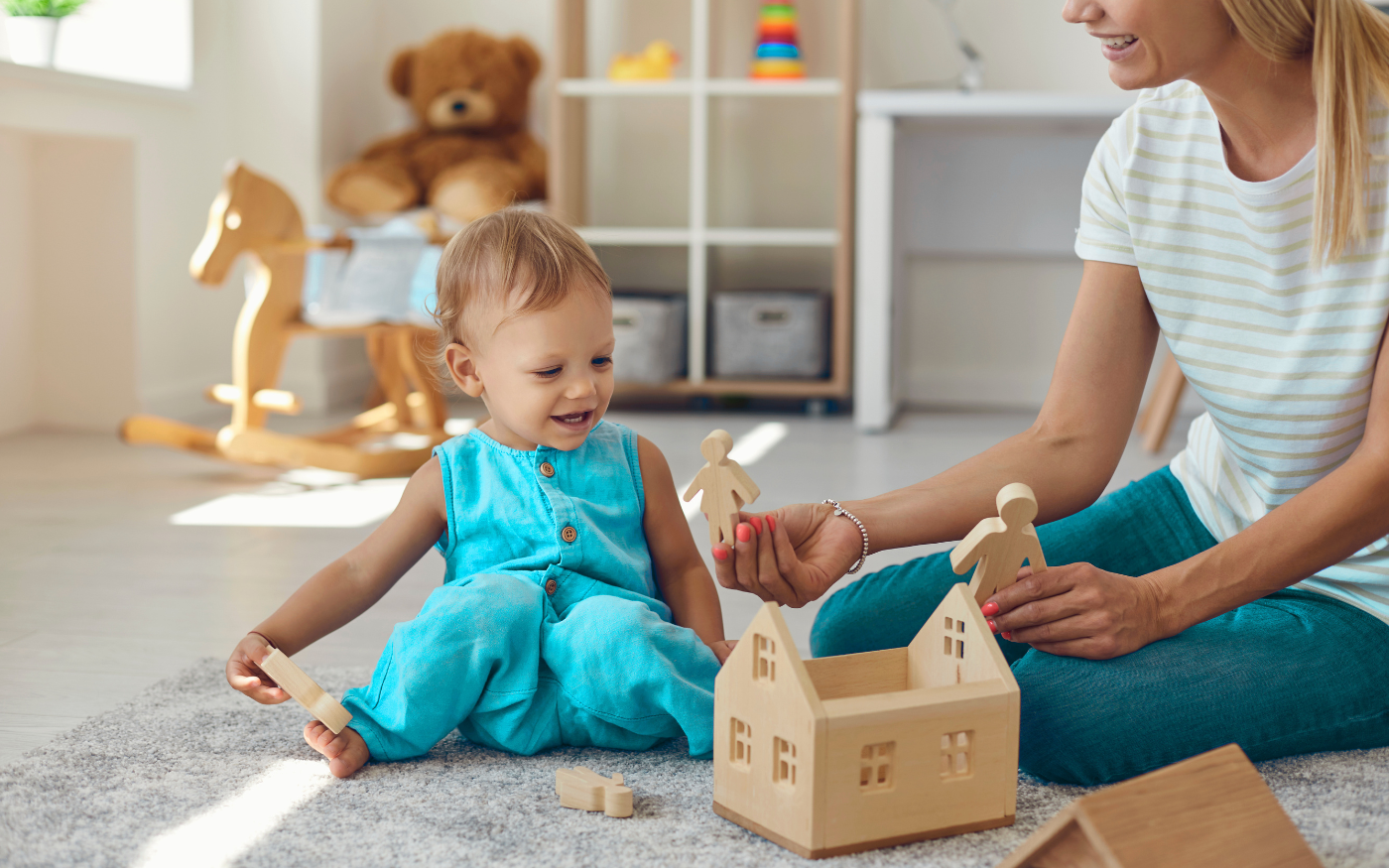 Éducatrice qui stimule un bébé dans sa zone proximale de développement